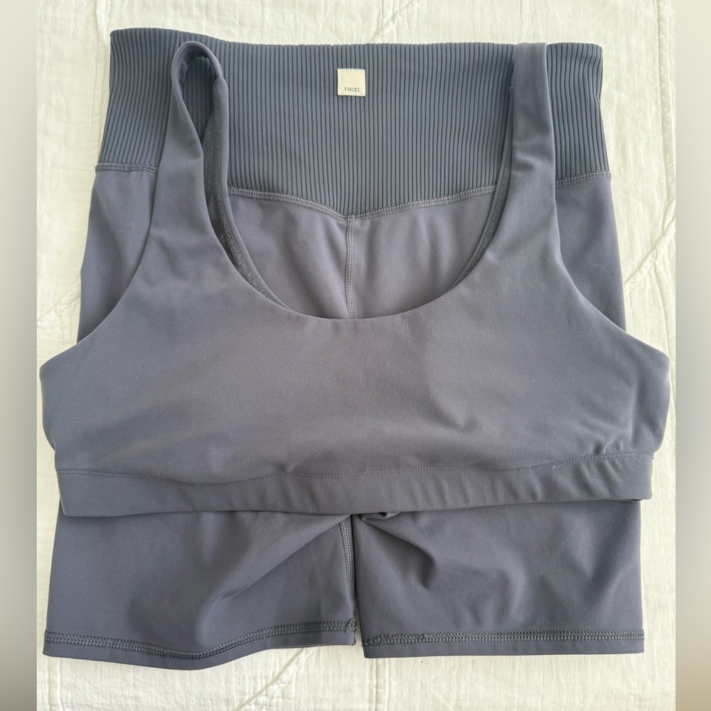 Vouri set in grey